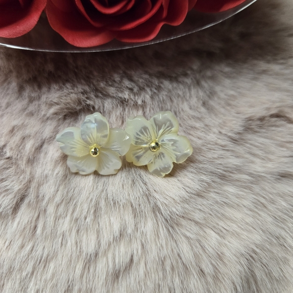 Carved Mother of Pearl Flower studs - Picture 3 of 3